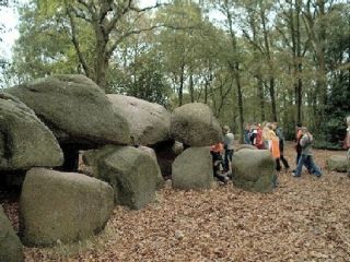 Groep kinderen bij hunebed